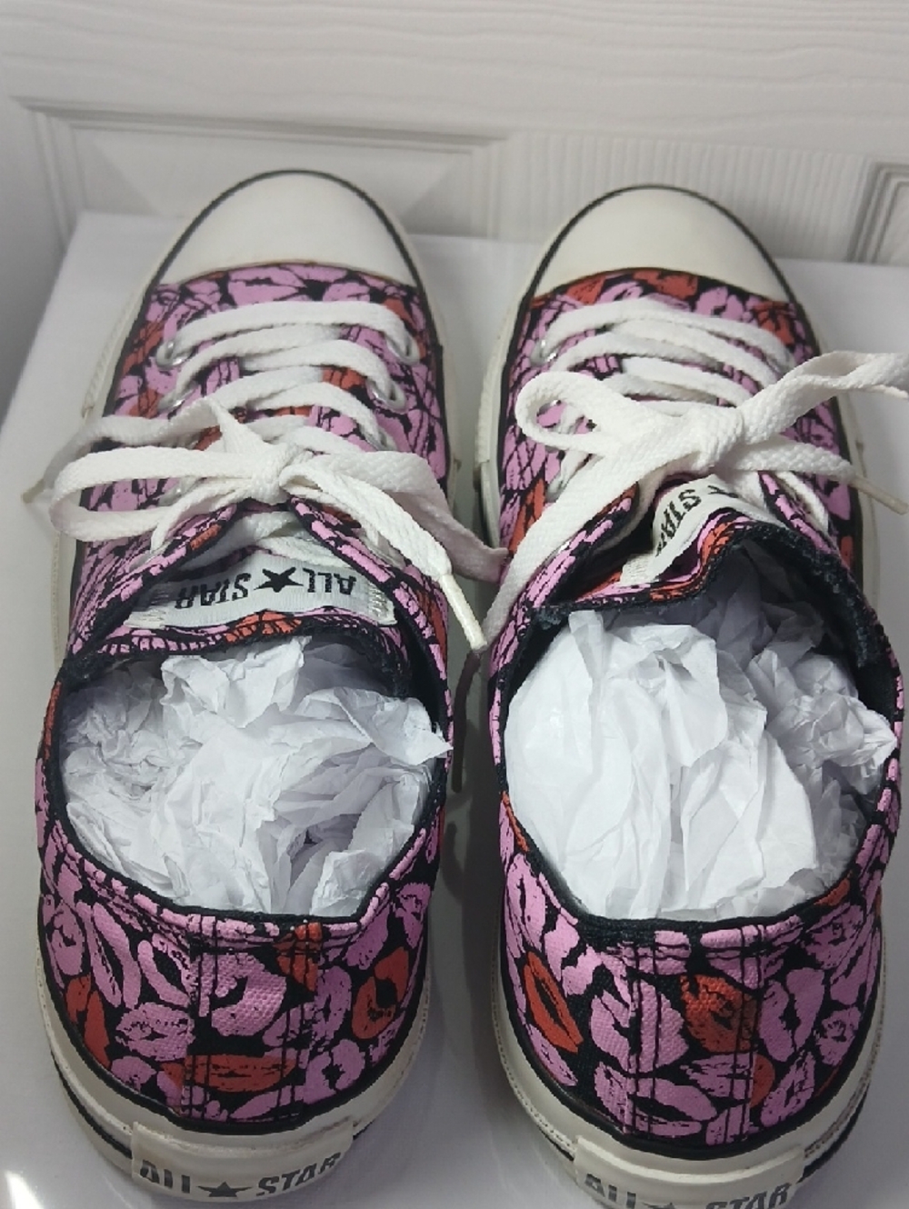 Converse Chuck Taylor All Star Low Top Pink & Red Lip Print Sneakers - Picture 7 of 16